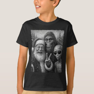 Funny Cat Christmas Bigfoot Alien Santa Snow Selfi T-Shirt