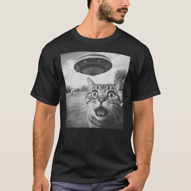 Funny Cat Selfie with UFO, Scared Cat Spaceship UF T-Shirt (Front)