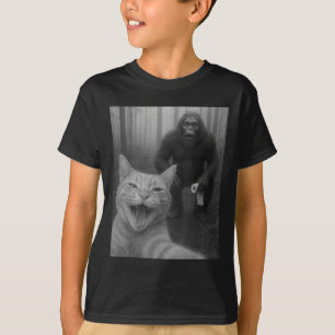 Funny Cat Surprised Happy Selfie With Bigfoot Sasq T-Shirt