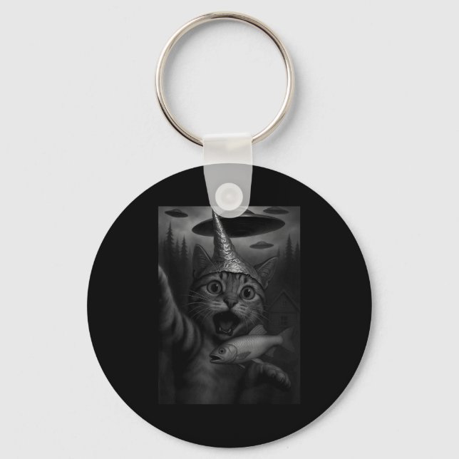 Funny Consracy Cat In Tin Foil Hat Panics At Alien Keychain (Front)