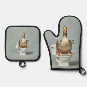 funny goose in toilet oven mitt & pot holder set