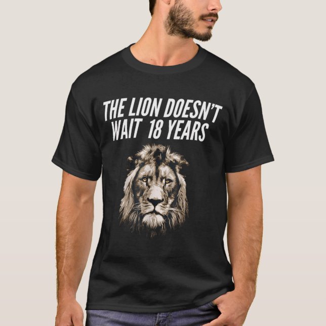 Funny Lion Meme The Lion Doesn't Wait 18 Years Gen T-Shirt (Front)
