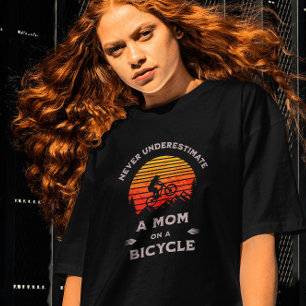 Funny Never underestimate a Mom on a bicycle T-Shirt