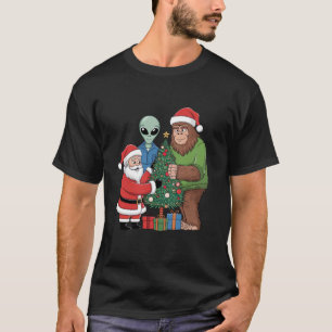 Funny Santa Bigfoot Alien Decorating Christmas Tre T-Shirt