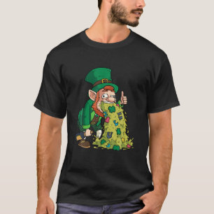 Funny St Paddy's Day Irish Leprechaun Throwing T-Shirt
