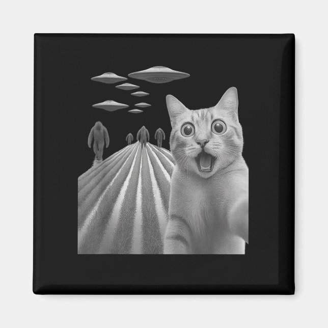 Funny Surprised Scared Cat Selfie With Bigfoot And Magnet (Front)