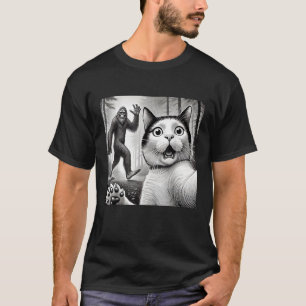 Funny Surprised Scared Cat Taking Selfie with Bigf T-Shirt