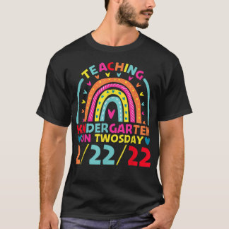 Funny Teaching Kindergarten On Twosday 2222022 Tea T-Shirt