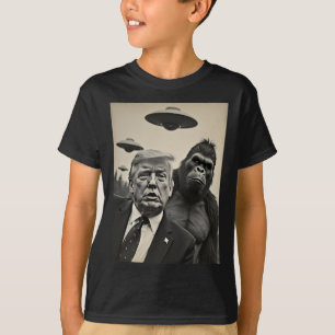 Funny Trump Bigfoot Selfie With Ufos Weird Alien  T-Shirt