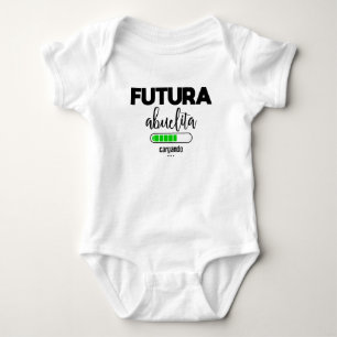 Futura abuelita cargando baby bodysuit
