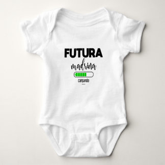 Futura madrina cargando baby bodysuit
