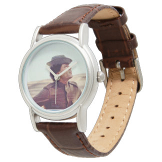 Gaddafi montre à l'aide d'une bouteille d'eau et d