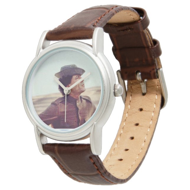 Gaddafi montre à l'aide d'une bouteille d'eau et d (Incliné)