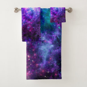 Galaxie spatiale violette cosmique teintée de rose