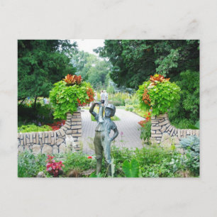 Garçon avec la carte postale de démarrage