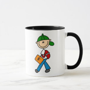 Garçon avec la tasse de sac à dos