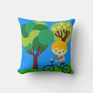 Garçon blond sur le coussin de bicyclette