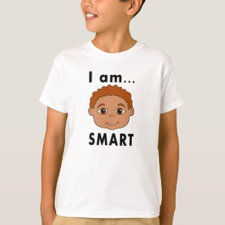 Garçon de sourire de T-shirt je suis FUTÉ