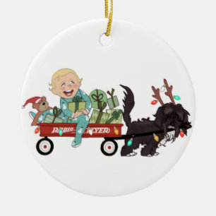 Garçon et son ornement de Noël de chien -