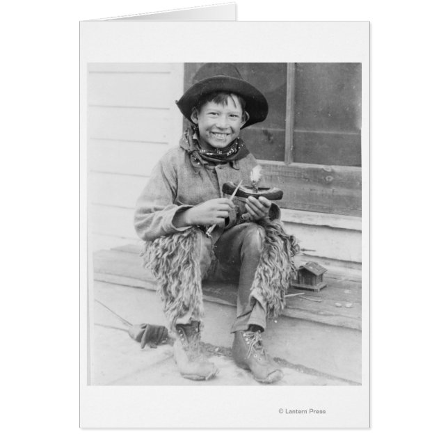 Garçon habillé en cowboy avec jouets (Devant)