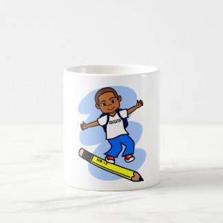 Garçon surfant sur la tasse jaune de crayon