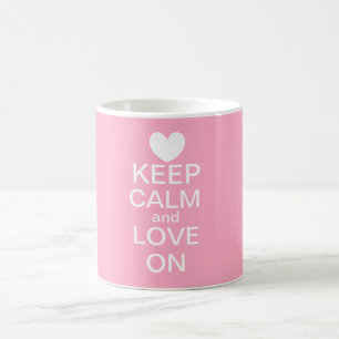 Gardez le calme et aimez sur la tasse