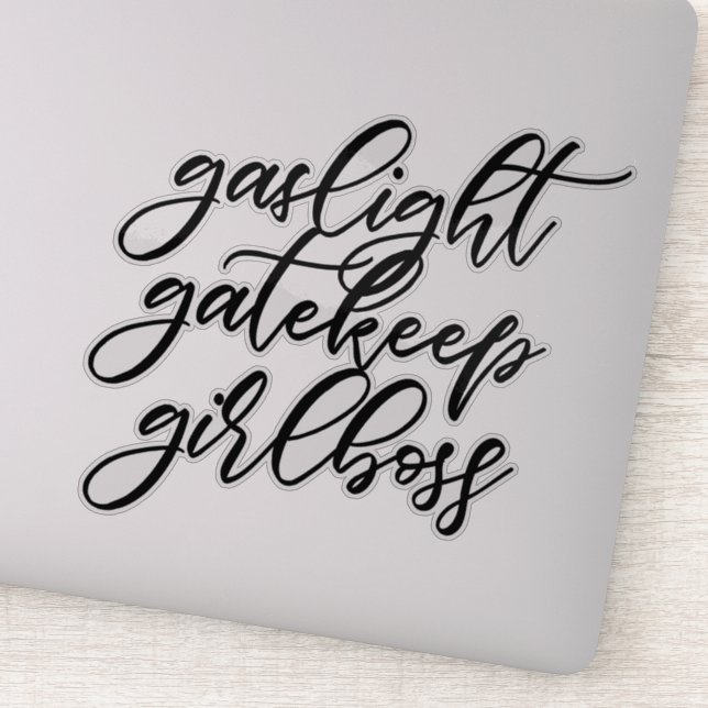 Gaslight, Gatekeep, sticker Girlboss. (Détail)