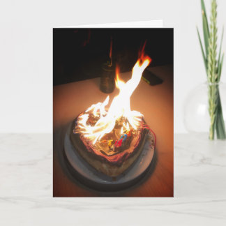 Gâteau sur la carte d'anniversaire du feu