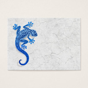 Gecko bleu s'élevant sur un mur blanc