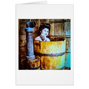 Geisha vintage se baignant dans le baquet en bois