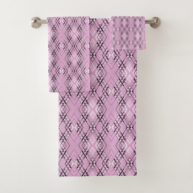 Geometric pattern retro pink diamonds bath towel set (Insitu)