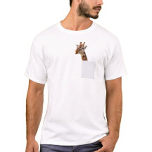 Giraffe drôle dans mon T-shirt poche
