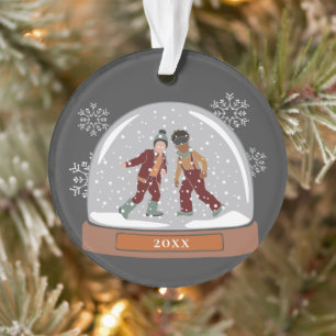 Globe de neige de Noël   Enfants jouant dans la ne