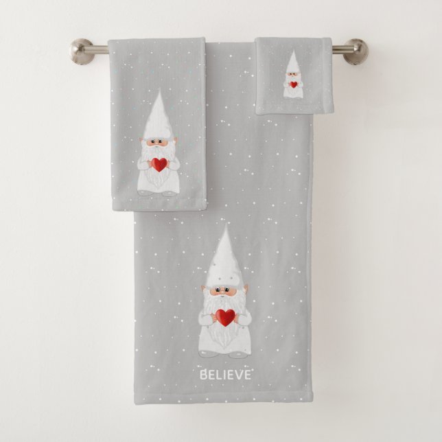 Gnome de Noël avec coeur sur gris clair (En situation)