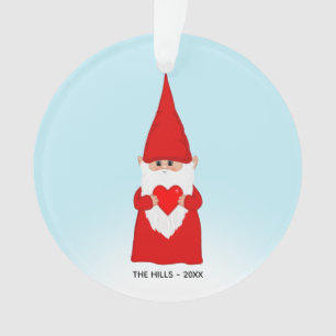 Gnome de Noël tenir un coeur sur bleu clair