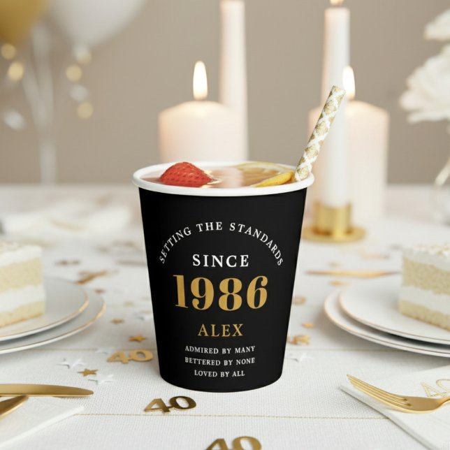 Gobelets En Papier 40th Birthday Name 1986 Black Gold Elegant Chic (1986 paper cup on a white and gold decorated table.)