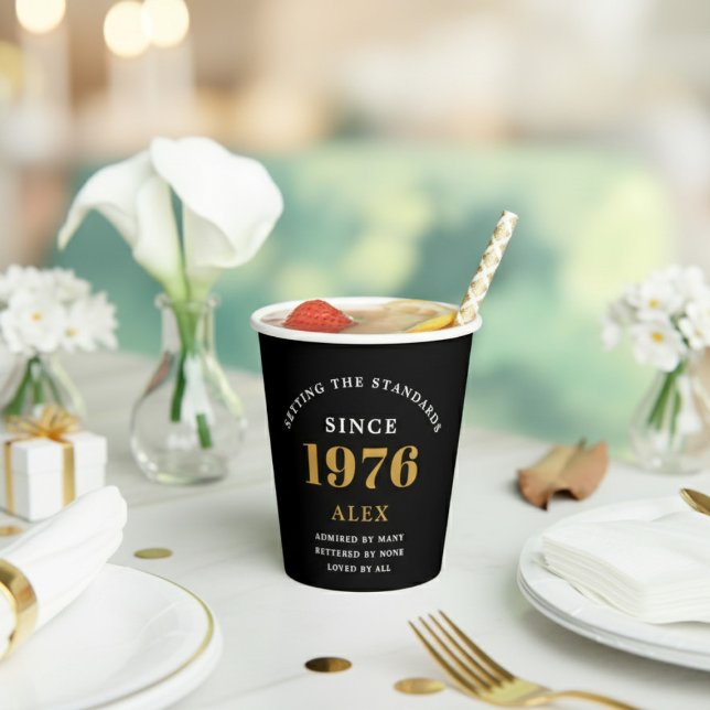 Gobelets En Papier 50th Birthday Name 1976 Black Gold Elegant Chic (1976 paper cup on a birthday party table.)