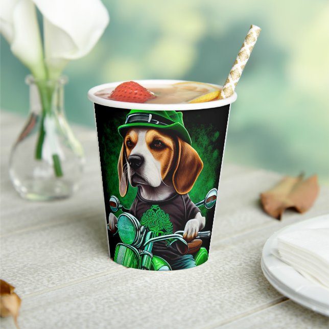 Gobelets En Papier Beagle Chien conduisant vélo St. Patrick's Day (Insitu)