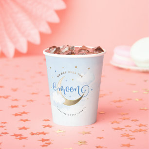Gobelets En Papier Bleu et or au-dessus des tasses de papier lune