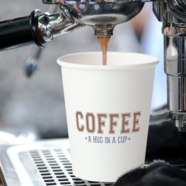 Gobelets En Papier Café : Un câlin dans une coupe Varsity Letter Tass (Créateur téléchargé)