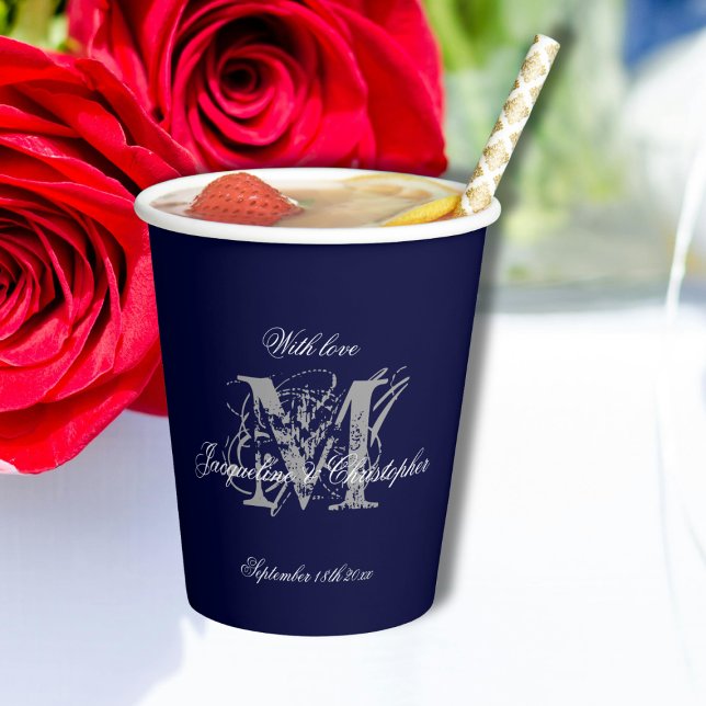 Gobelets En Papier Élégant Mariage bleu marine Monogramme Nom Chic (For an Elegant Wedding - Navy Blue, Silver and White Monogram + Bride & Groom Names Chic Paper Cups.)