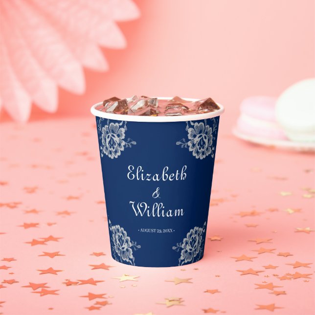 Gobelets En Papier Elégante dentelle florale sur Mariage bleu marine (Insitu)