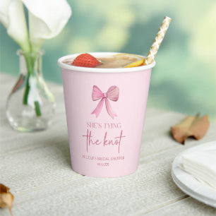 Gobelets En Papier Elle est en train de nouer la Fête des mariées de 