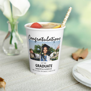 Gobelets En Papier Fière Relative Du Diplômé Photo