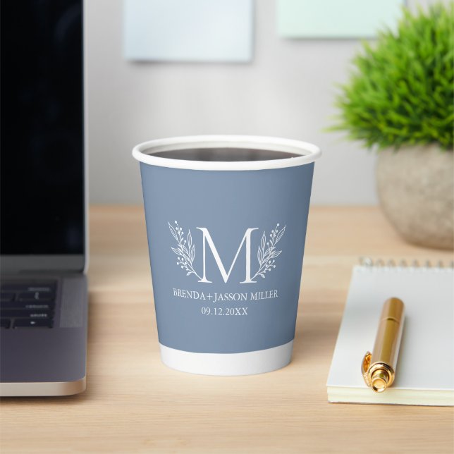 Gobelets En Papier Fleur botanique monogramme blanc sur gris bleu (Insitu)
