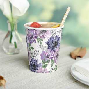 Gobelets En Papier Fleurs bleues et lilas sur fond blanc.
