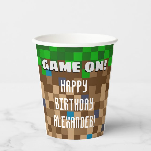 Gobelets En Papier Jeu Sur Pixeleleled Bloc D'Herbe Jeu Anniversaire  (Recto)