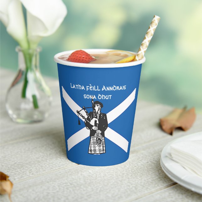 Gobelets En Papier Joyeux Bagpiper du drapeau de la Saint Andrews (Insitu)
