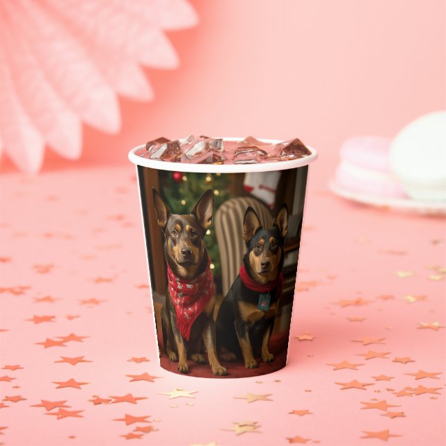 Gobelets En Papier Kelpie australienne près de la cheminée Noël (Insitu)