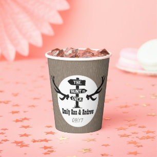 Gobelets En Papier La chasse rustique à la canne se déroule au-dessus